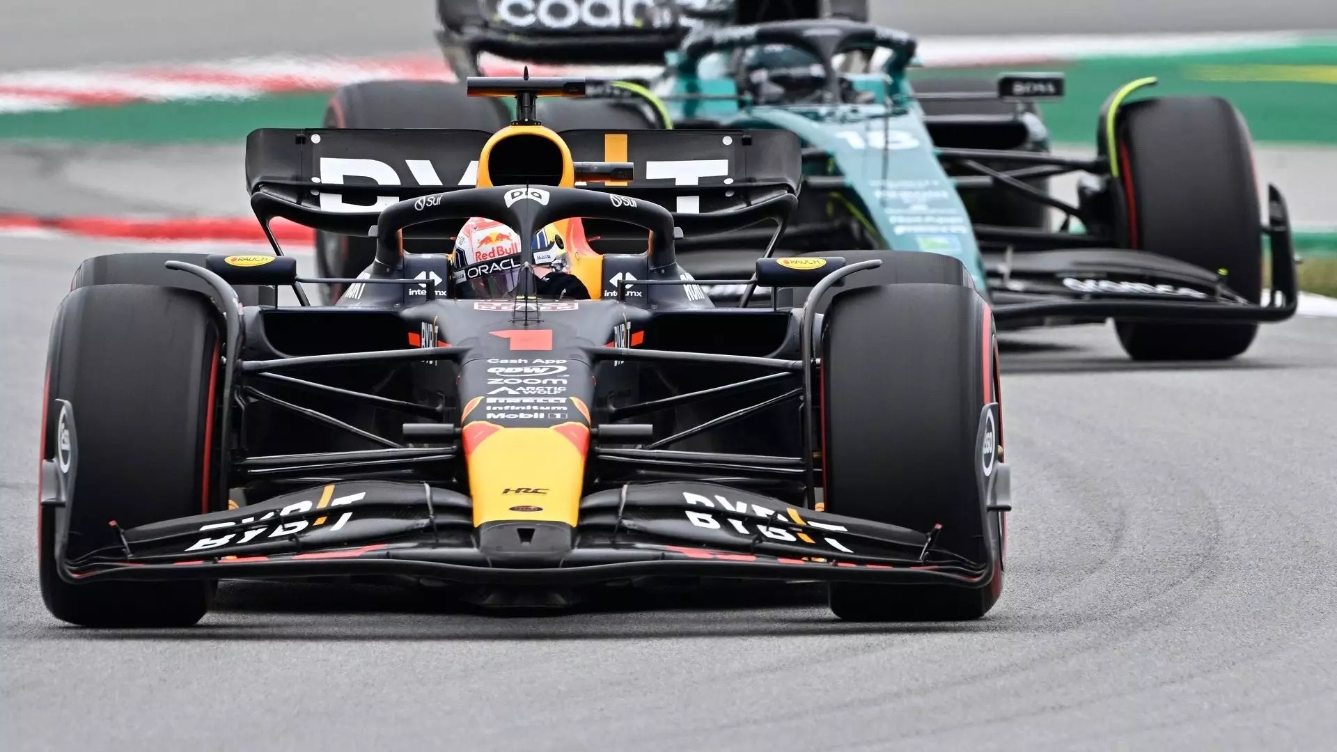 F1, Gp Spagna: Verstappen, pole da dominatore. Sainz secondo, incubo Leclerc