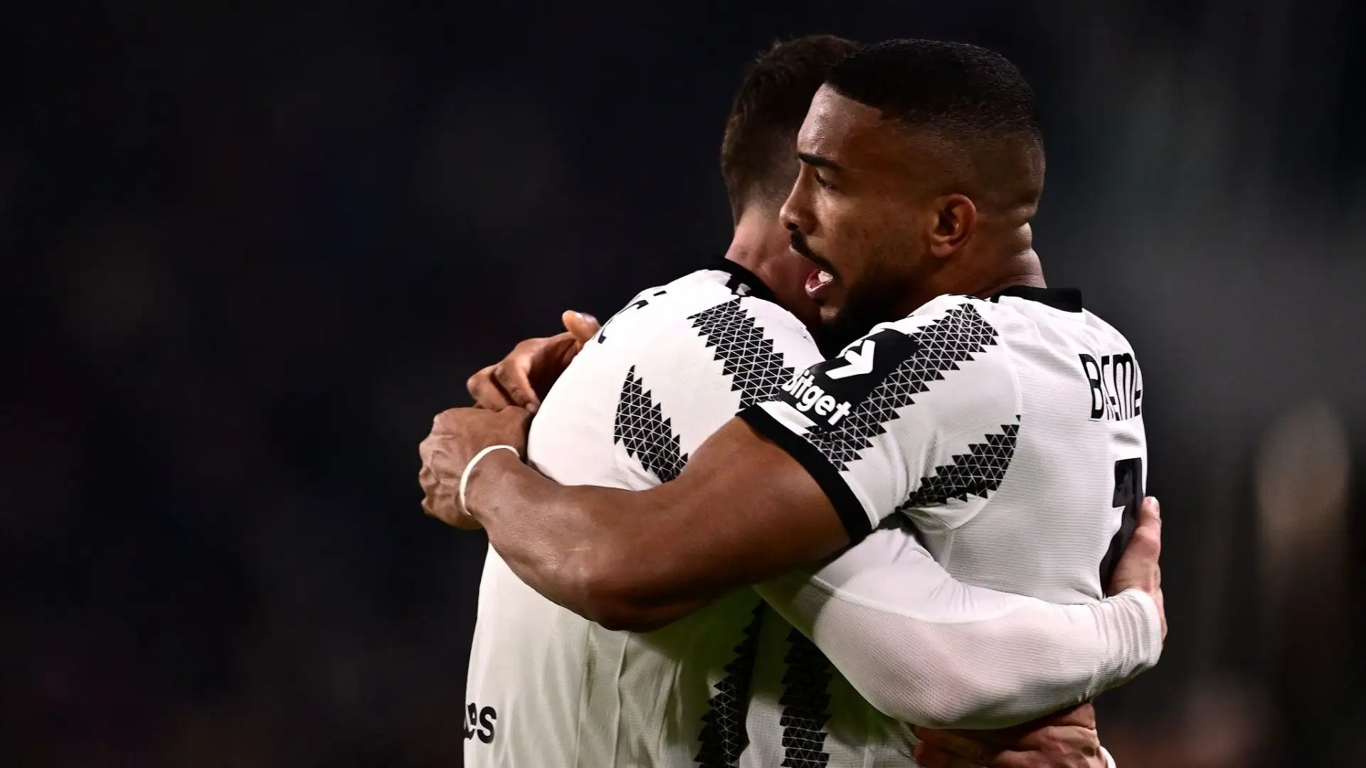 "E' vero che mi volevano in Premier League ma la Juventus è una grande squadra, la migliore in Italia. Non posso prevedere il futuro ma per ora sto bene qui"
