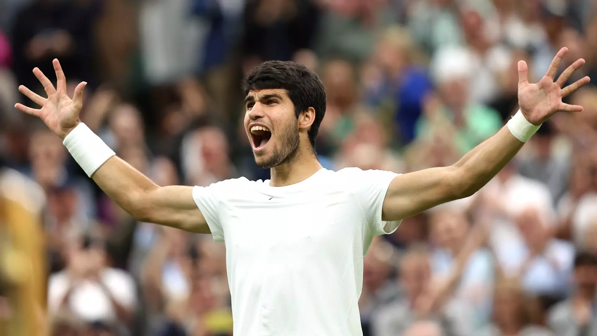 Carlos Alcaraz domina Daniil Medvedev e va in finale a Wimbledon