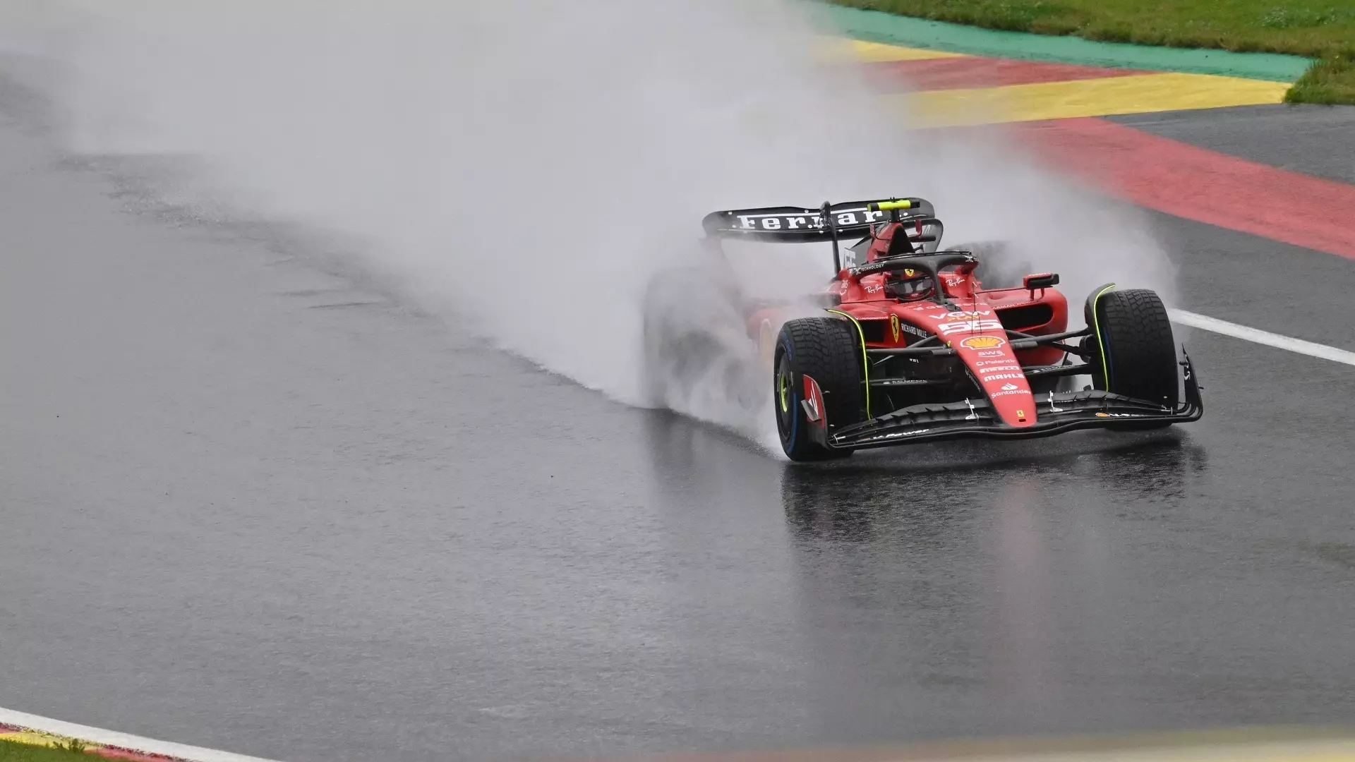 Piove a Spa, Carlos Sainz davanti nelle libere, qualifiche in pericolo