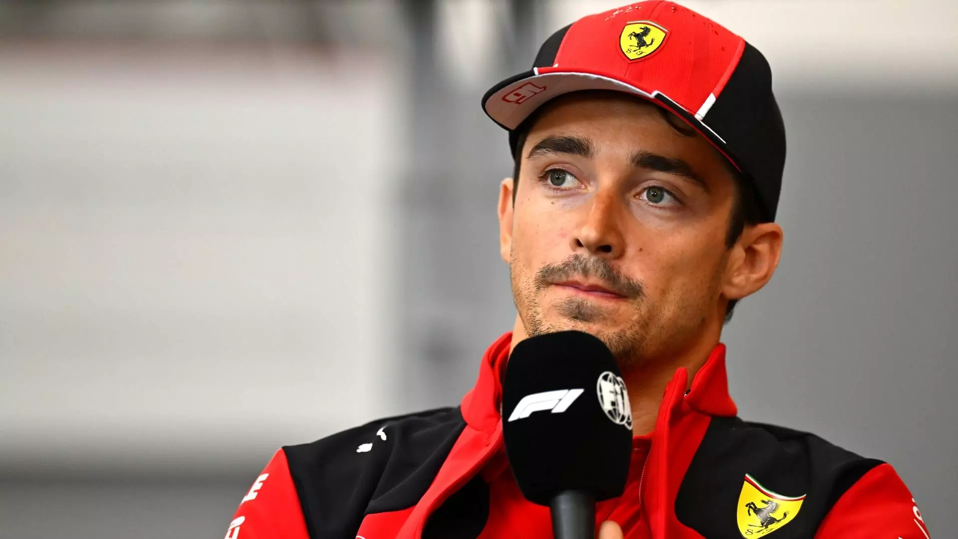 Charles Leclerc non ride, furia Carlos Sainz