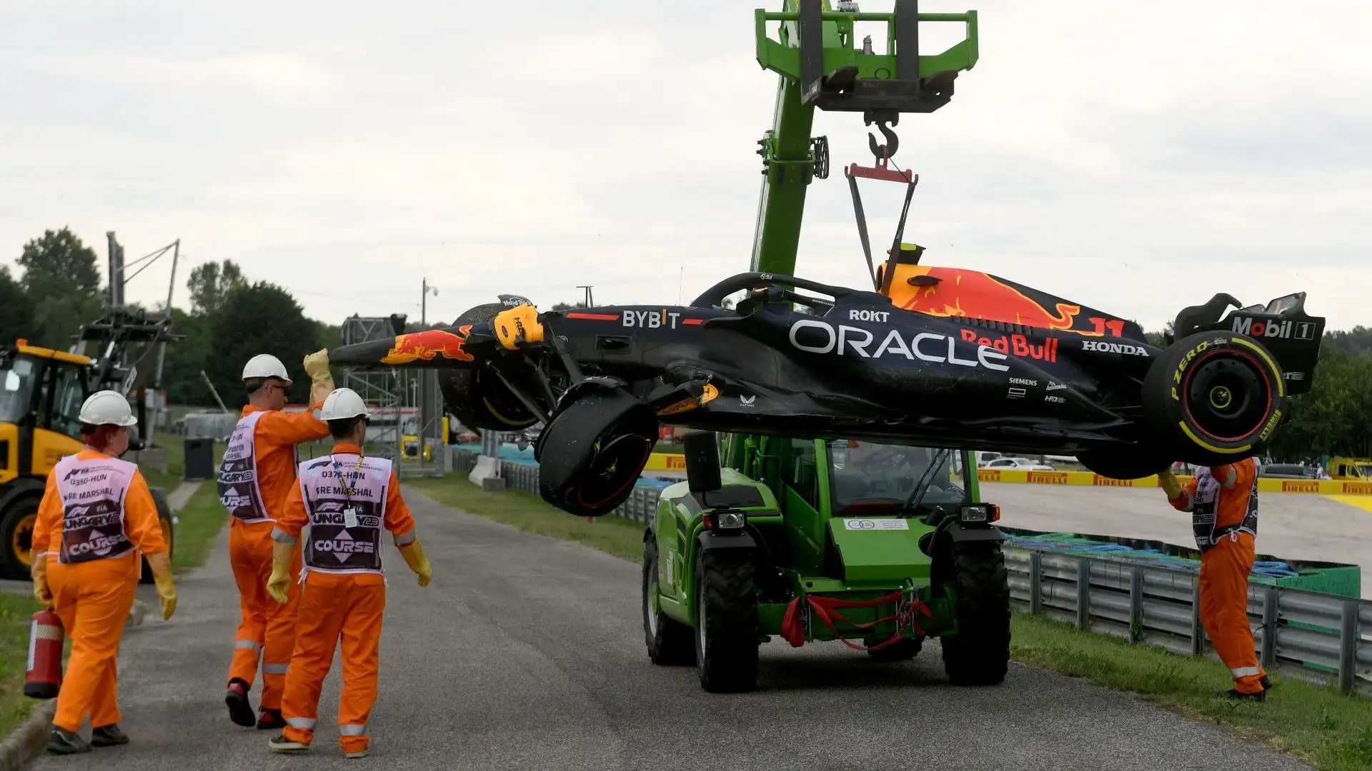 Il pilota della Red Bull è andato nell'erba con due ruote e si è girato
