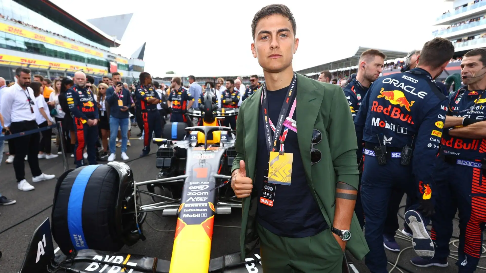 Paulo Dybala approva il bolide della Red Bull: pollice in su