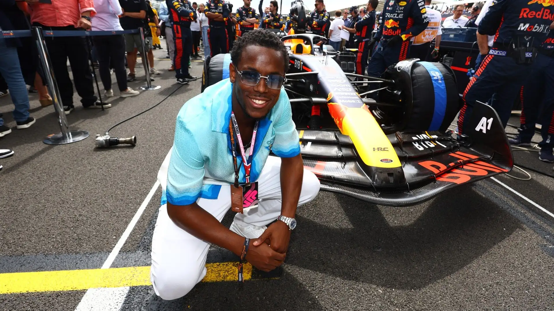 L'attore Michael Ward entusiasta di posare con la monoposto della Red Bull