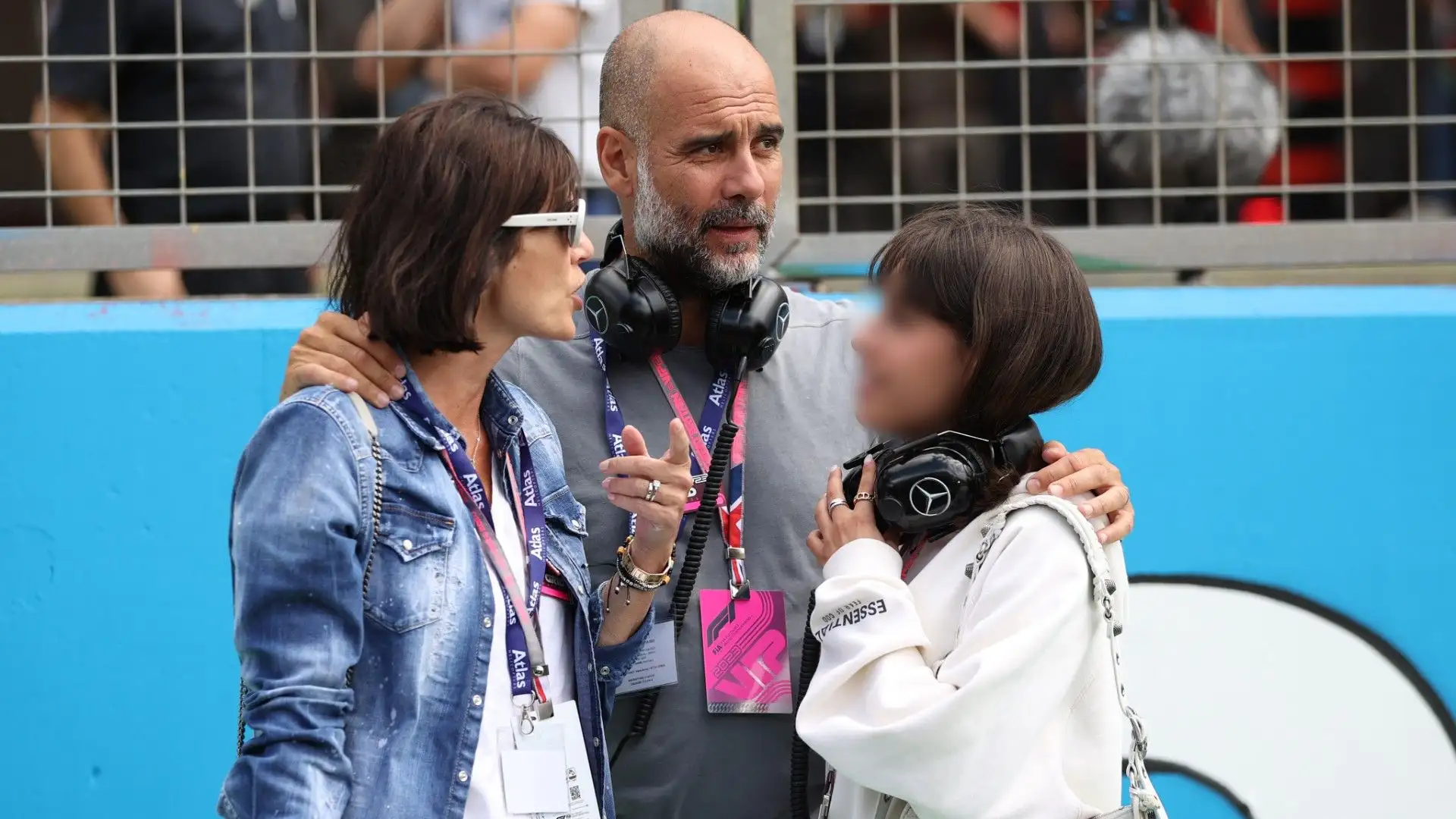 Pep Guardiola e la sua famiglia paparazzati dai fotografi