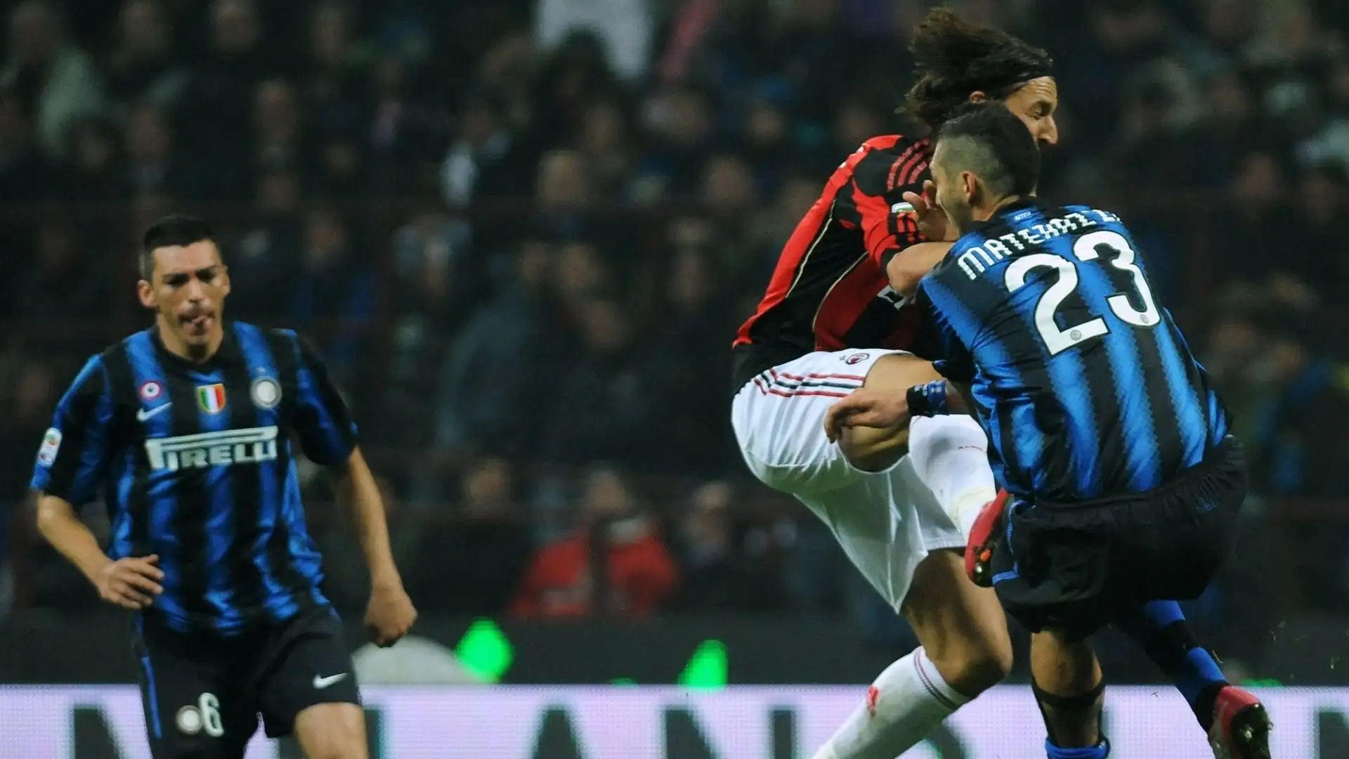 Zlatan Ibrahimovic- Marco Materazzi in Milan-Inter del 2010: durissimo intervento dello svedese ai danni del nerazzurro, una vendetta per i colpi subiti in partite precedenti