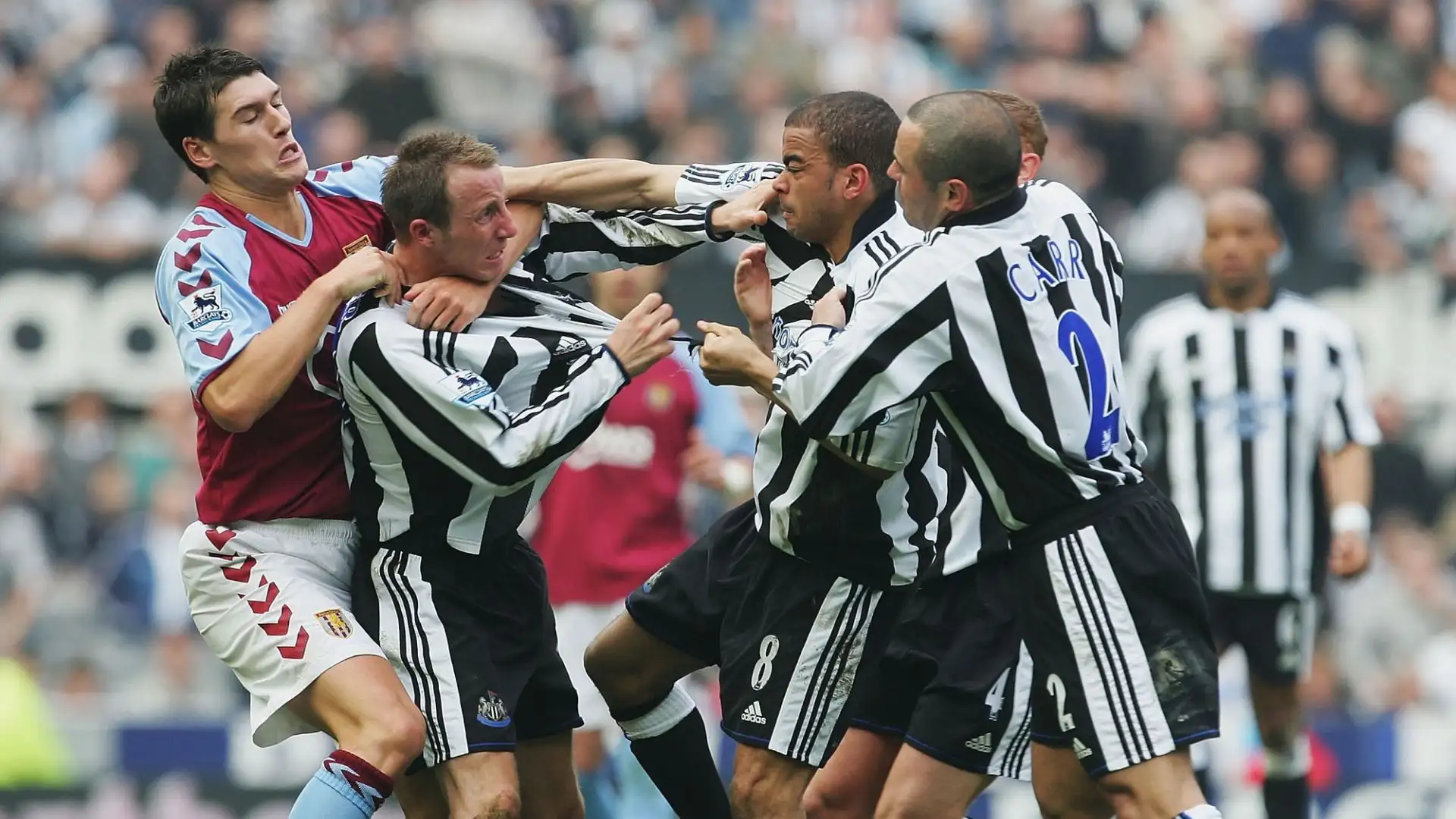 Lee Bowyer vs Kyeron Dyer in Newcastle-Aston Villa nel 2005: una delle più clamorose risse tra compagni di squadra, sedata a stento da compagni e avversari