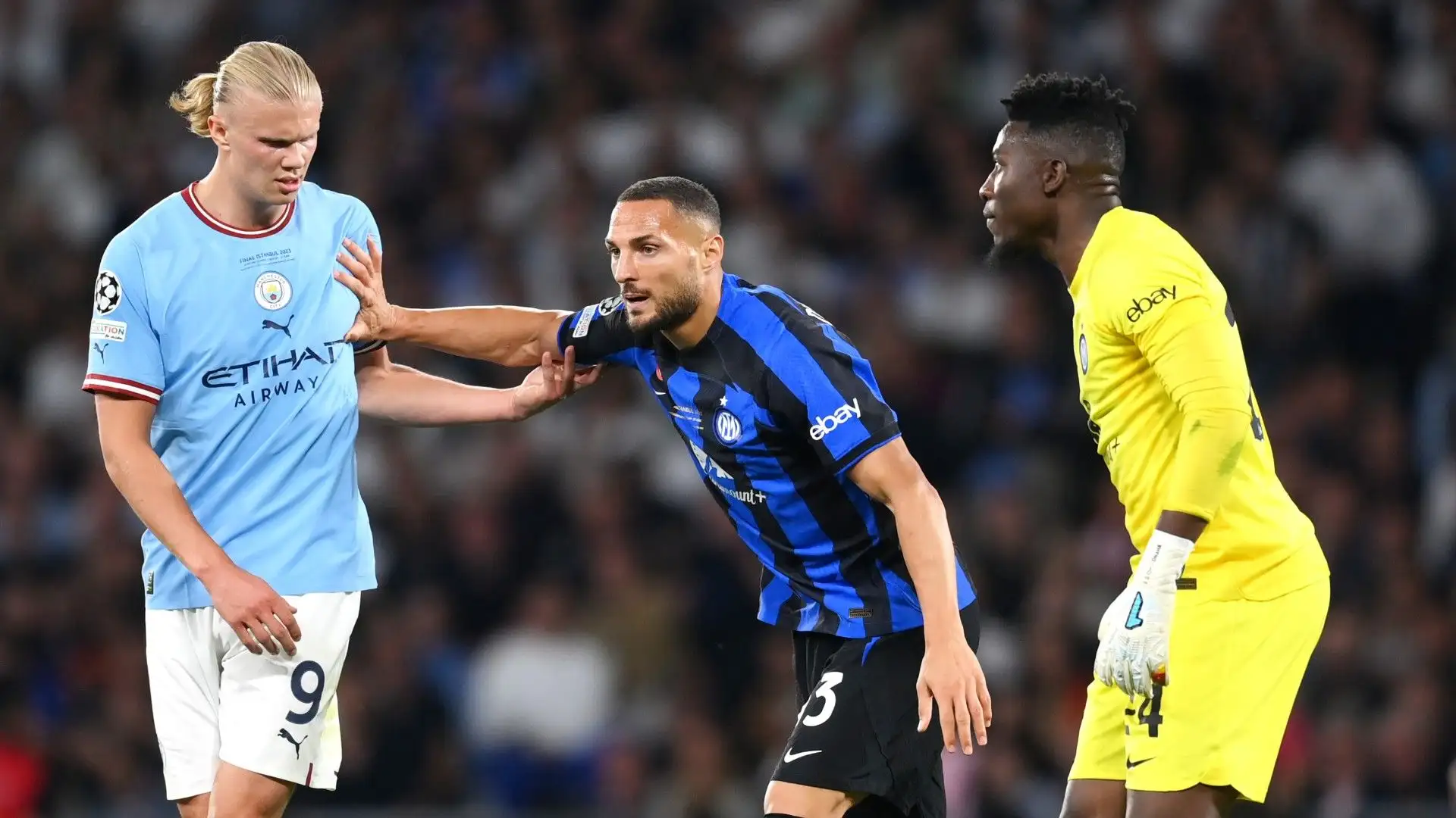Eccolo nella finale di Champions League mentre allontana, in maniera anche poco gentile, Haaland