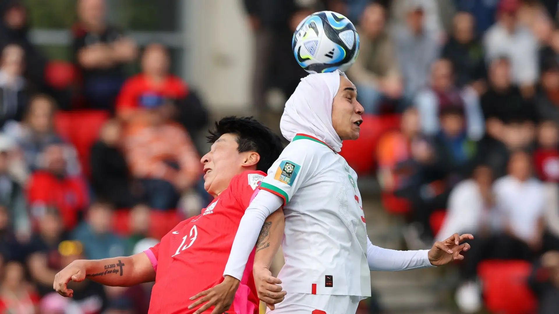 La calciatrice gioca in difesa
