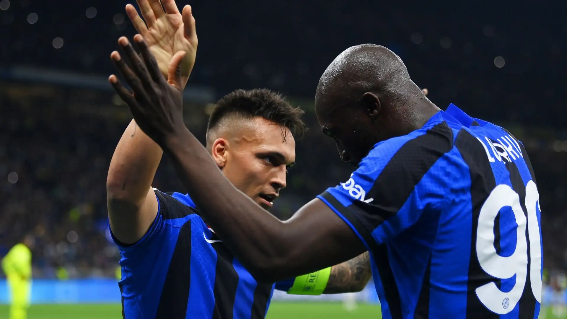 L'attaccante belga, attualmente fuori rosa al Chelsea, ha inviato messaggi a dirigenti e compagni di squadra. Lo riporta la Gazzetta dello Sport