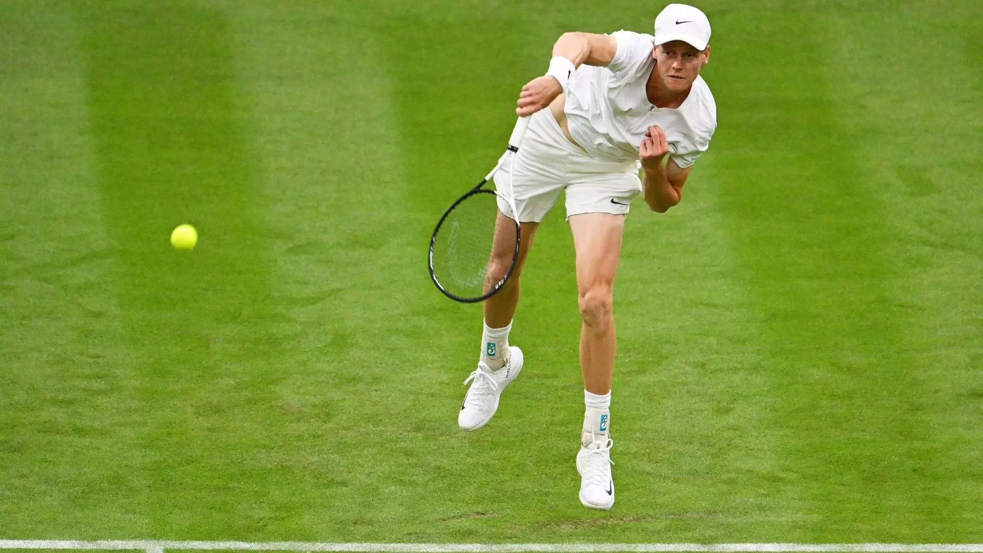 Jannik Sinner a un set dal secondo turno di Wimbledon