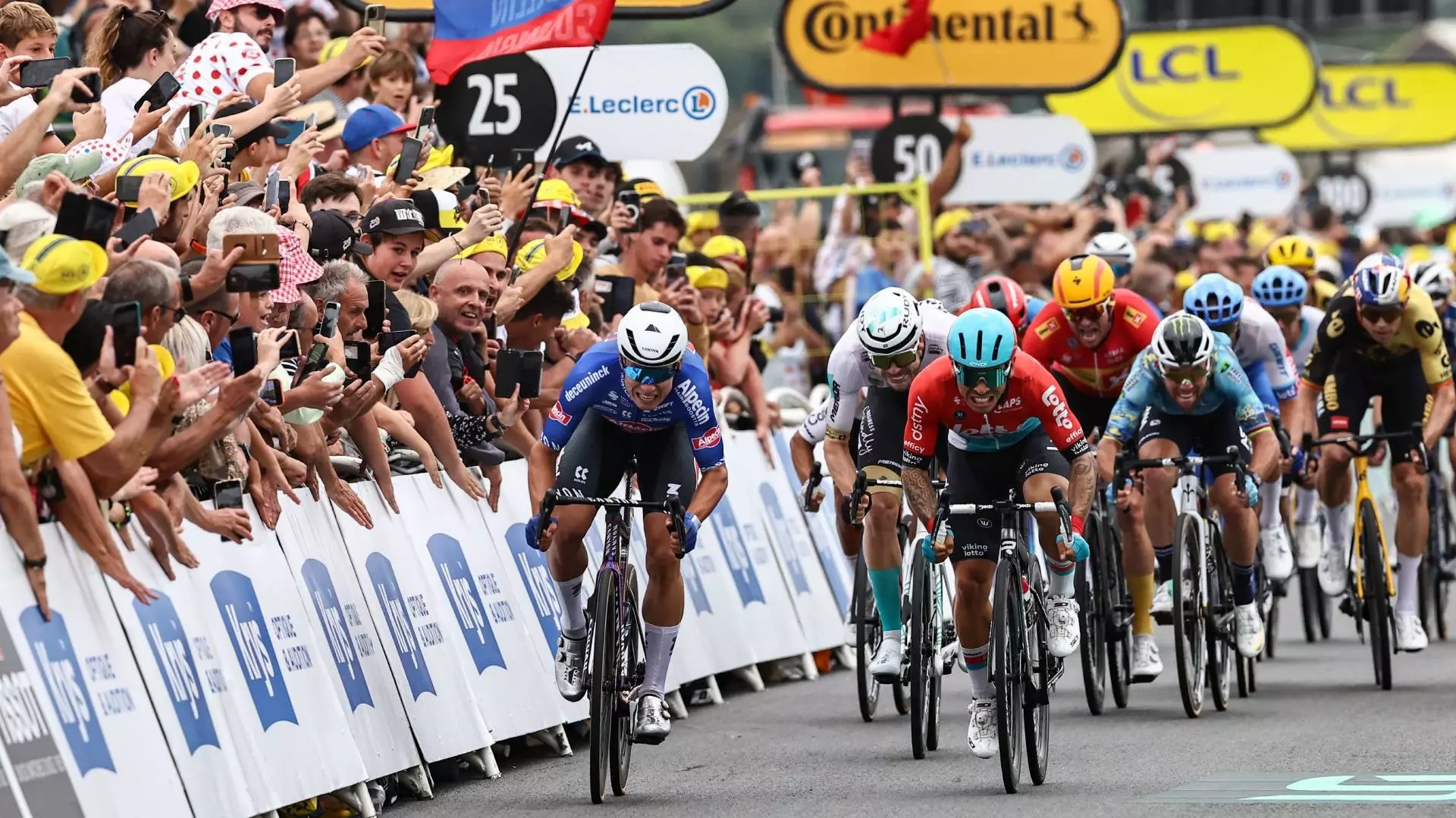 Tour de France: Jasper Philipsen si ripete a Nogaro, Adam Yates resta in giallo