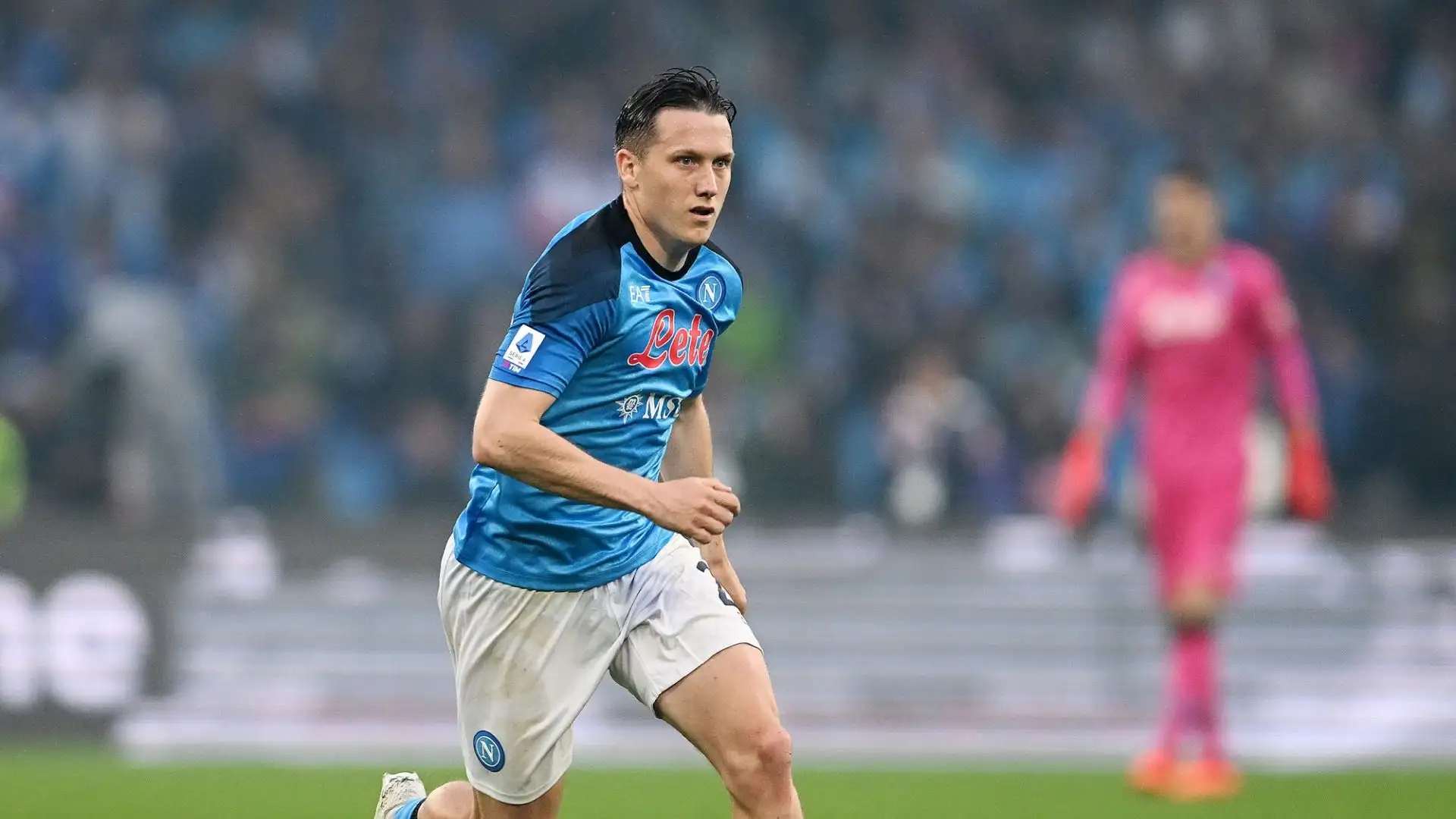 Piotr Zielinski: la versatilità del polacco del Napoli potrebbe essere l'ideale per Allegri, e Giuntoli potrebbe sfruttare i contatti con gli azzurri per mettere a segno il colpo. E' in scadenza nel 2024