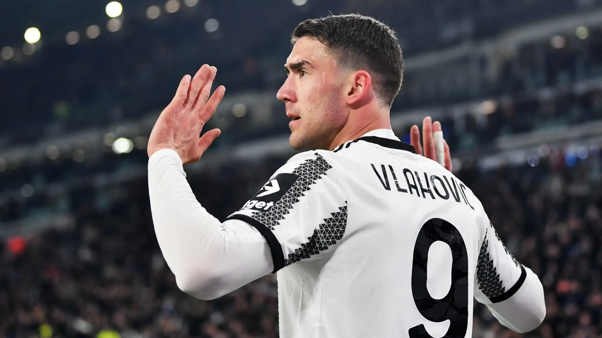 Il calciatore vuole andare al PSG ma il club francese non ha ancora presentato un'offerta ritenuta adeguata dalla Juve
