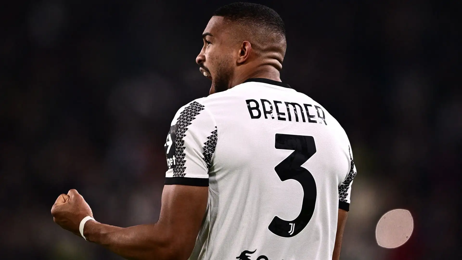 Bremer piace tantissimo in Premier League. Se dovesse arrivare l'offerta giusta la Juve sarebbe disposta a cederlo ma servono almeno 60 milioni di euro
