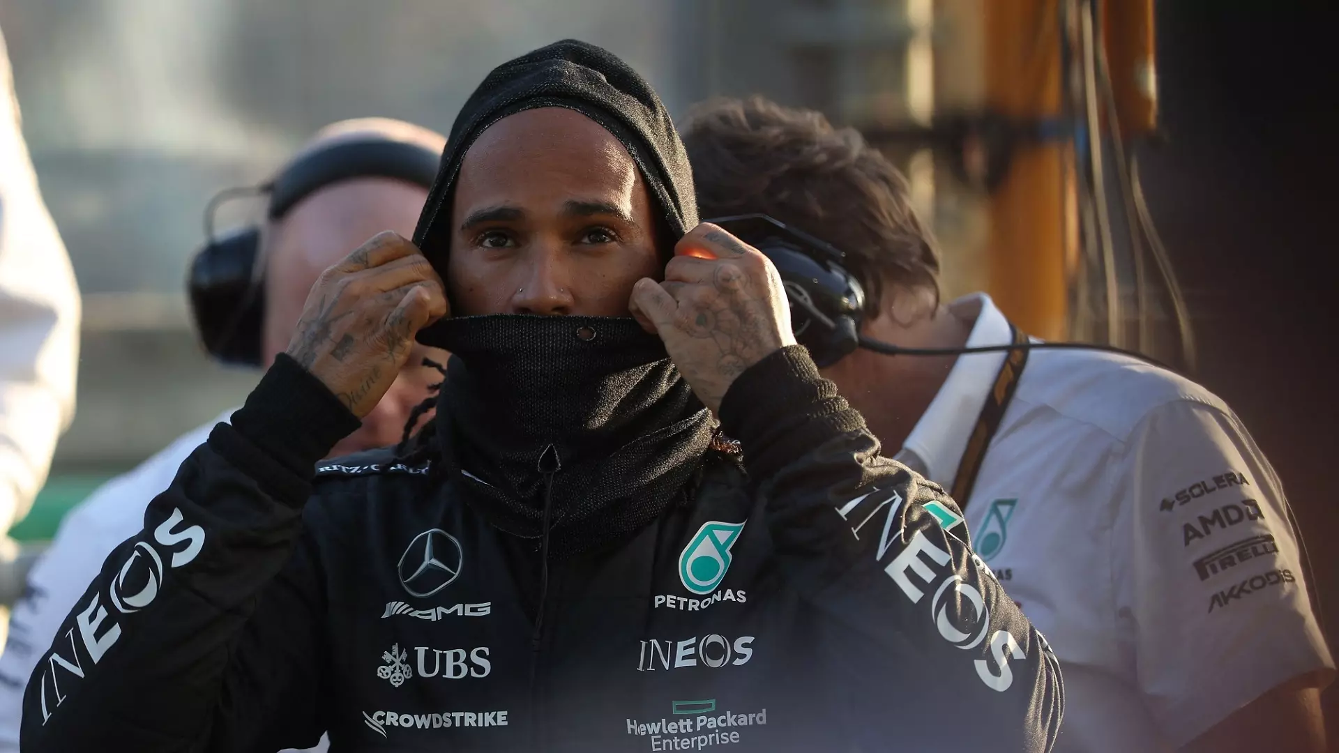 Lewis Hamilton: messaggio a Max Verstappen dopo la battaglia in Q1