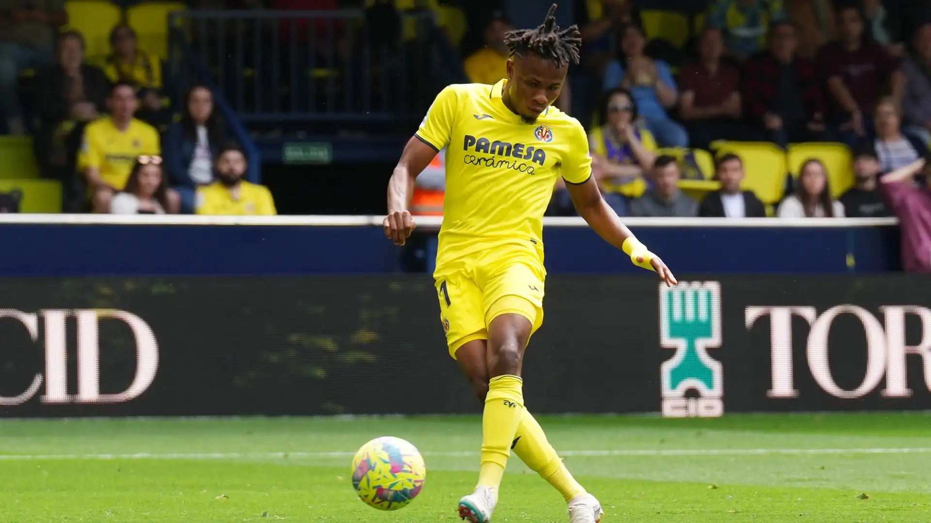 Il Milan ha ingaggiato Loftus-Cheek dal Chelsea, inglese e quindi adesso comunitario, e ora può prelevare un altro extracomunitario dopo il nigeriano Chukwueze
