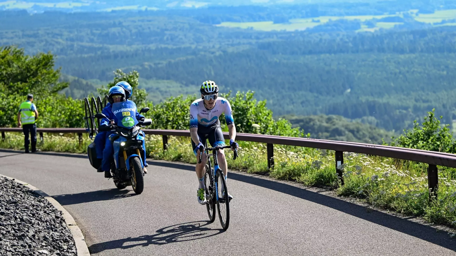 Tour, guaio per Matteo Jorgenson: un’ape nel casco