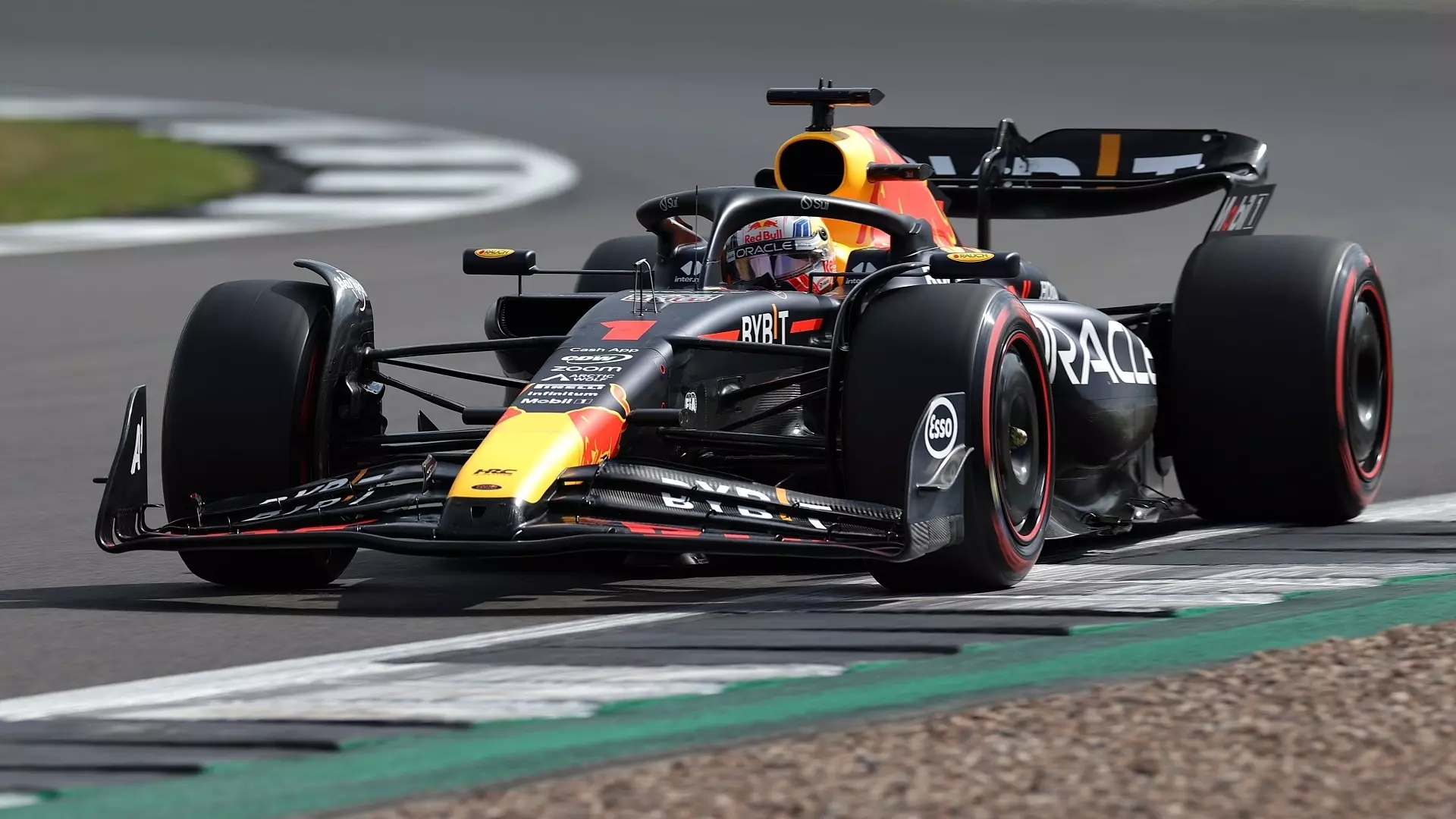 Max Verstappen in pole a Silverstone davanti al duo McLaren, poi le Ferrari