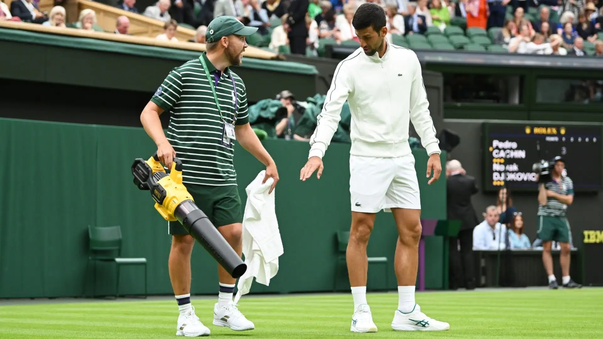 Djokovic ha pensato bene di improvvisarsi giardiniere
