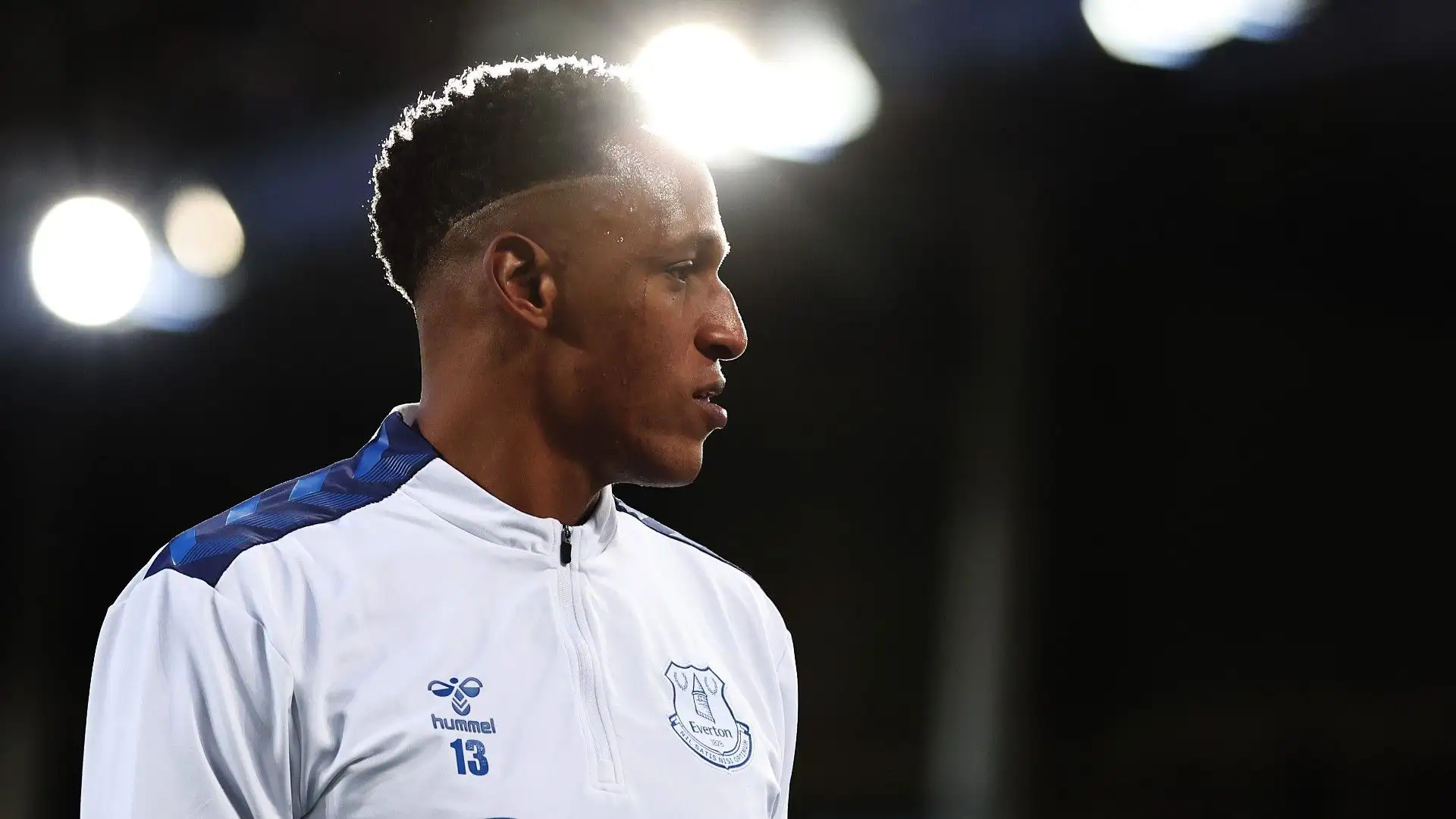 Fino a qualche anno fa era uno dei calciatori più promettenti d'Europa, oggi è senza squadra. Yerry Mina è nel mirino di Bologna, Lens e Besiktas
