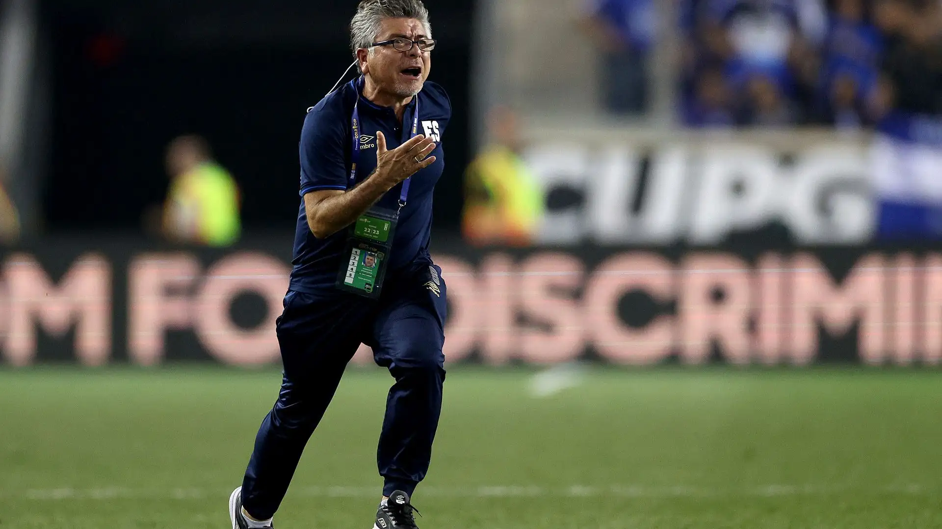 Non ha gradito che il triplice fischio sia arrivato con la squadra che avrebbe dovuto battere un calcio d'angolo
