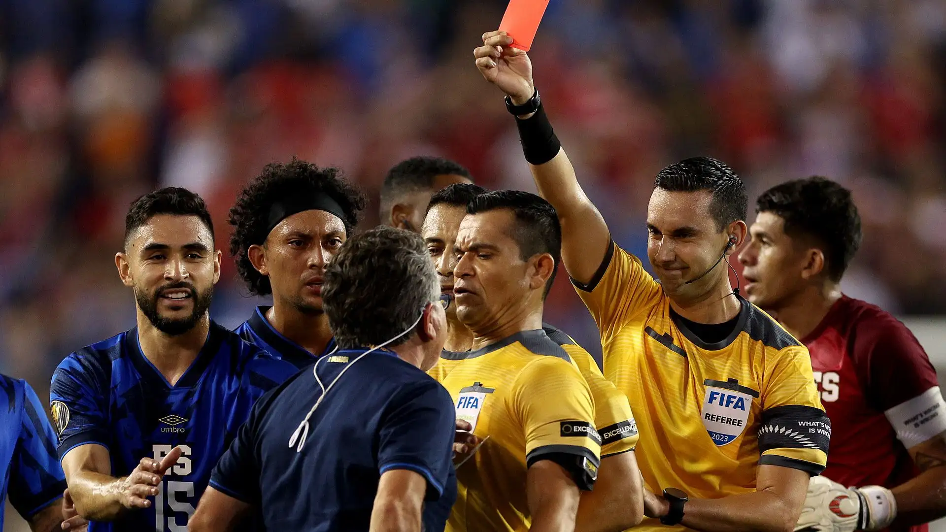 E' corso in campo per andare a esporre le proprie ragioni all'arbitro