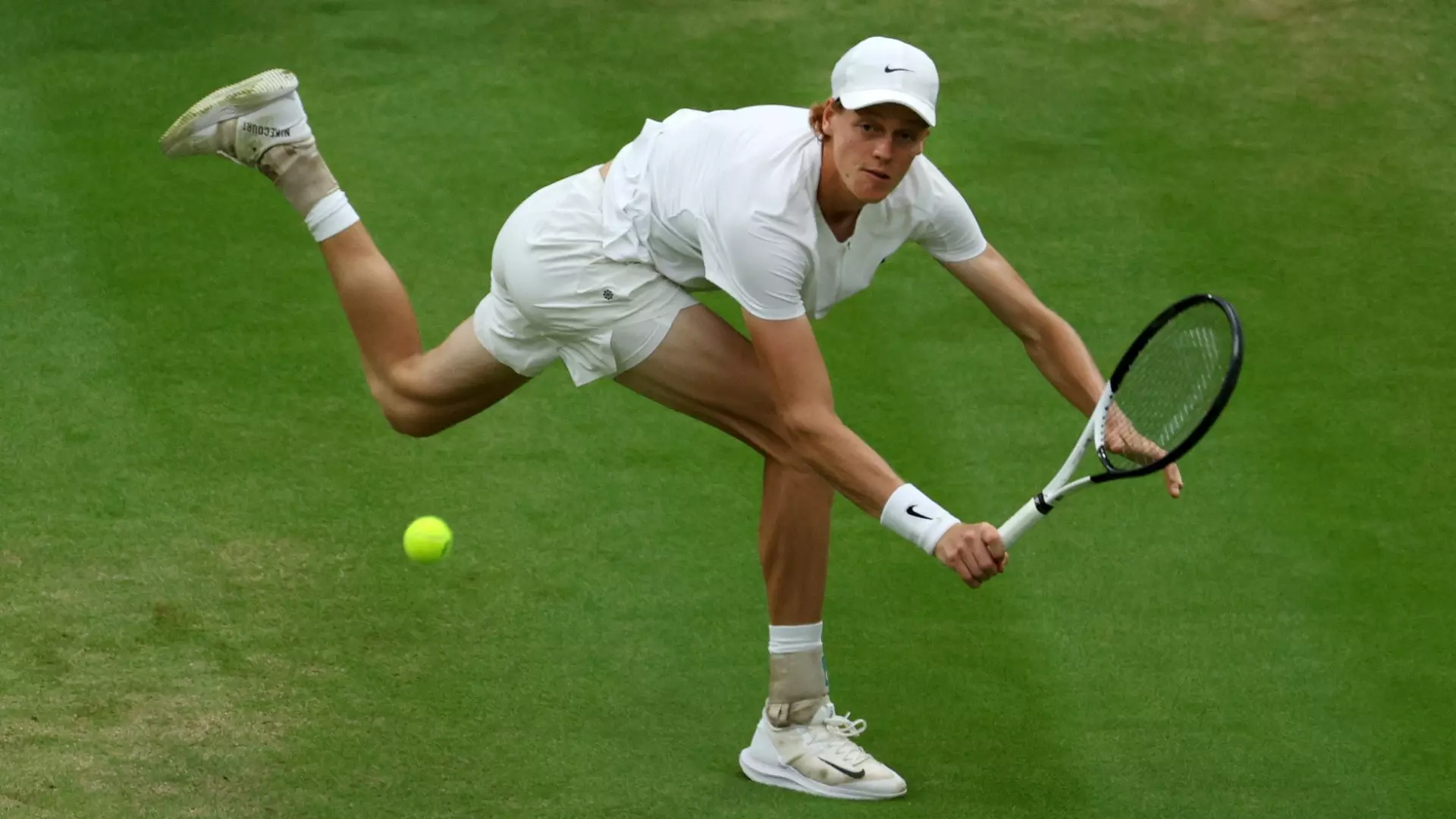 Wimbledon, Djokovic vince il primo set contro Jannik Sinner