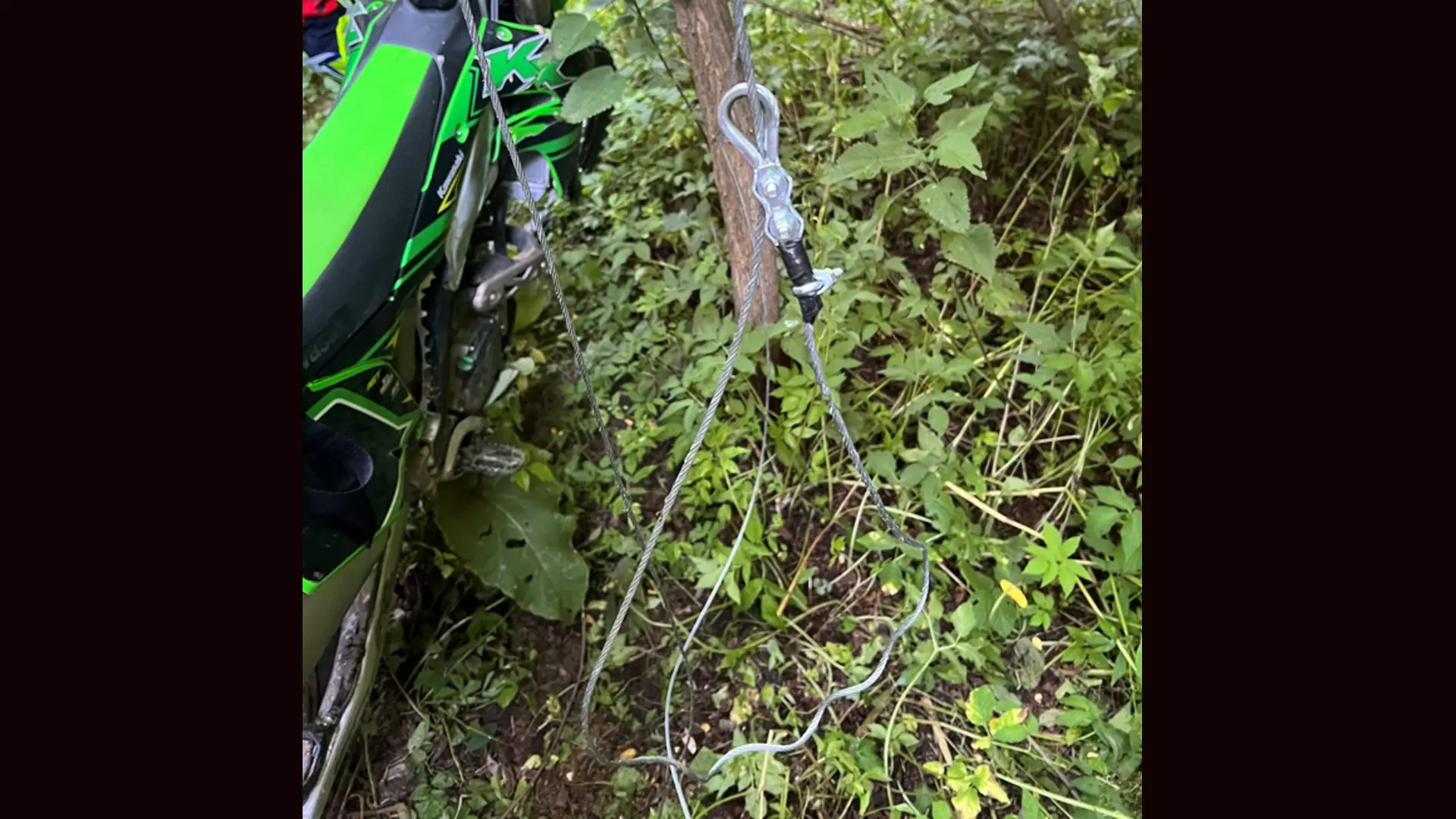 Enduro, tragedia sfiorata per un cappio d’acciaio sullo sterrato