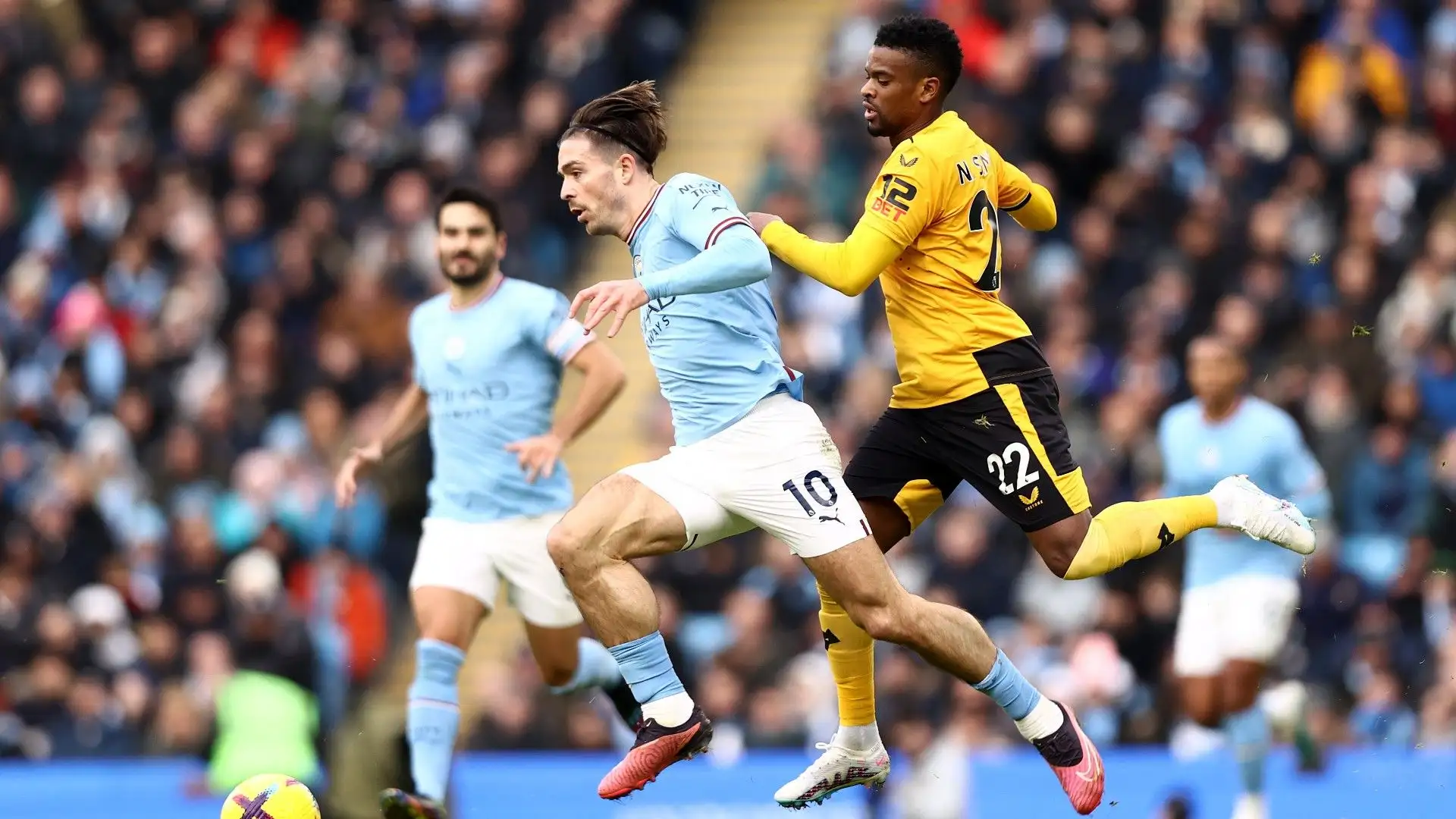 Eccolo mentre rincorre il velocissimo Grealish