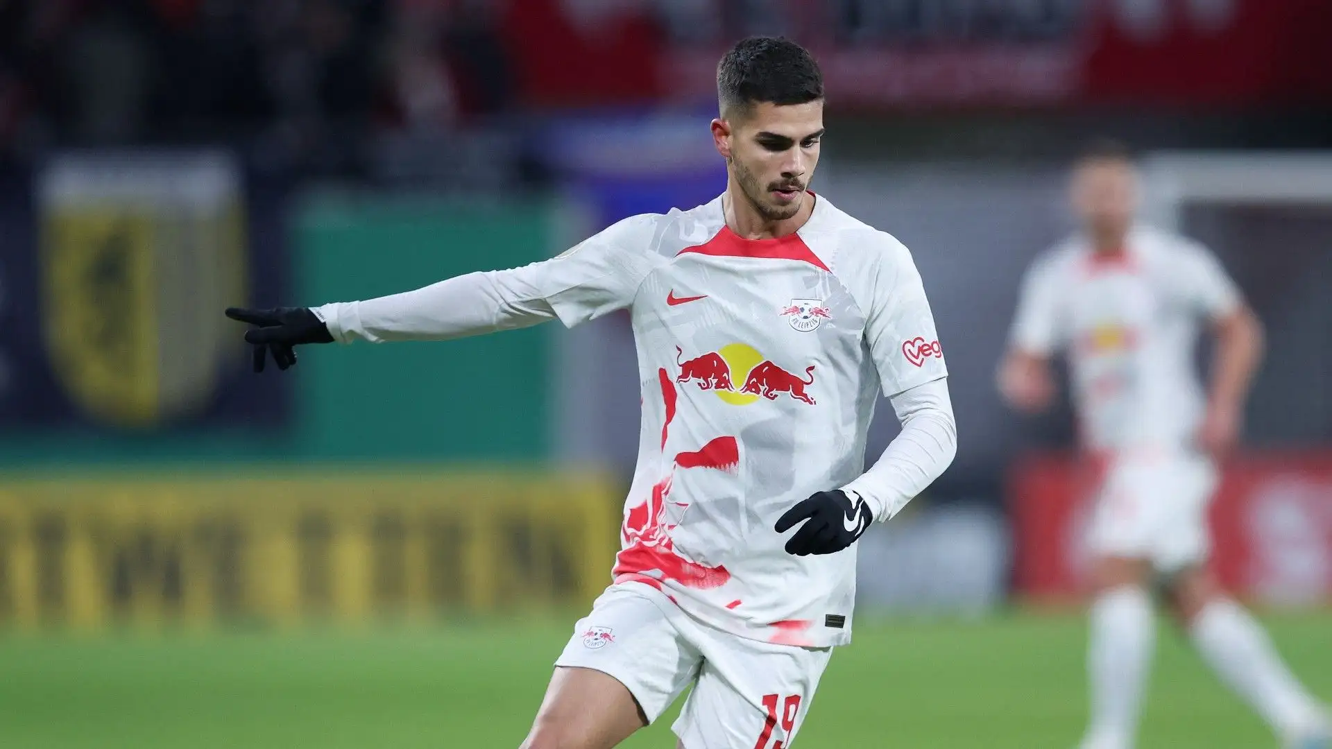 Nella Bundesliga 2020-2021 il centravanti ha segnato 28 gol con la maglia dell'Eintracht Francoforte
