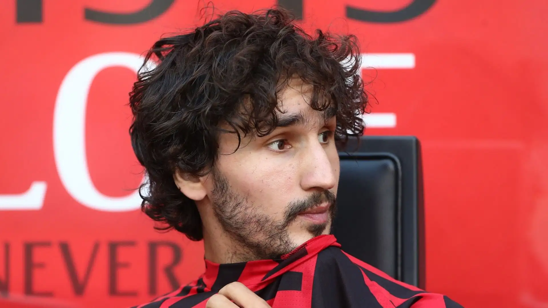 3 ammiratrici in 3 Paesi diversi, dunque, per Yacine Adli
