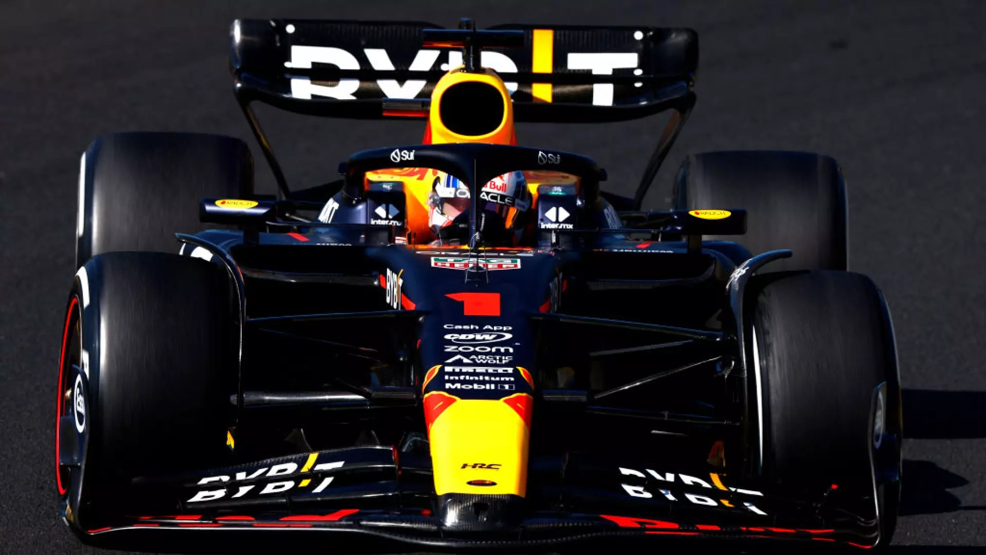 Max Verstappen domina, buio Ferrari