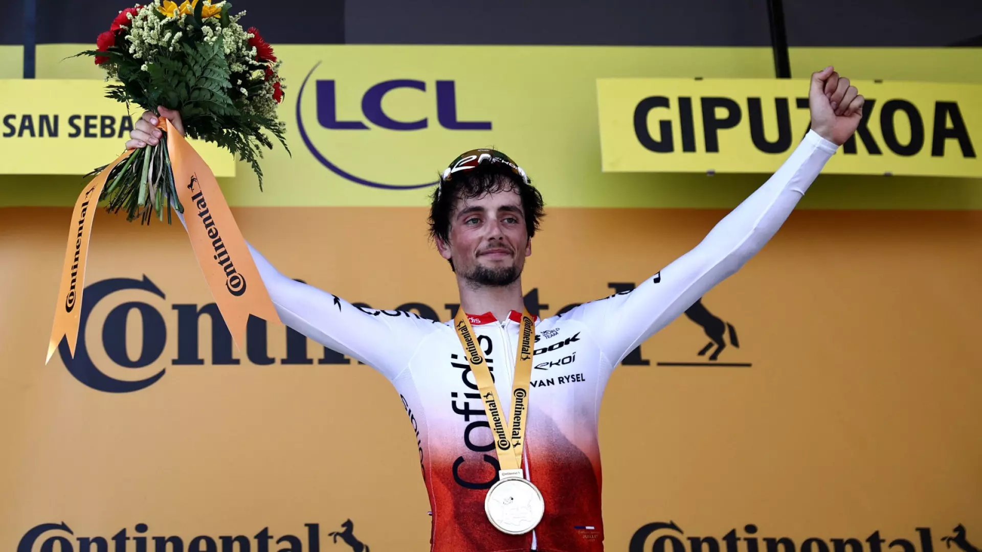 Tour 2023: Victor Lafay beffa Wout van Aert, Adam Yates resta in giallo