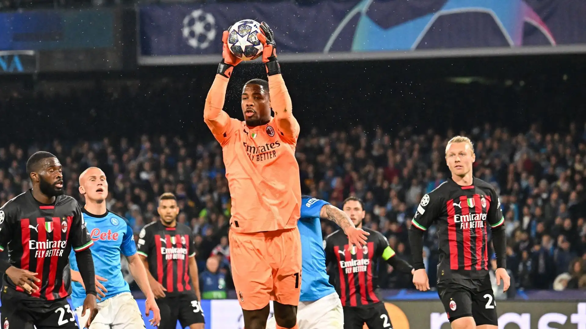 Il club rossonero starebbe anzi dialogando con Maignan per il rinnovo