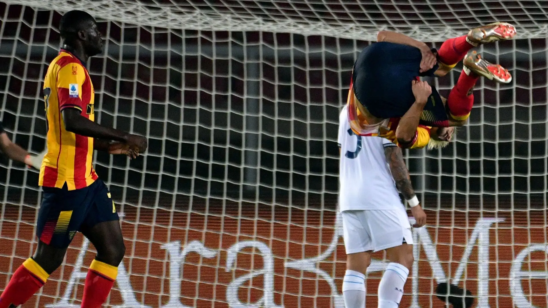 Una capriola in aria che il nazionale svedese fa ogni volta che trova la rete