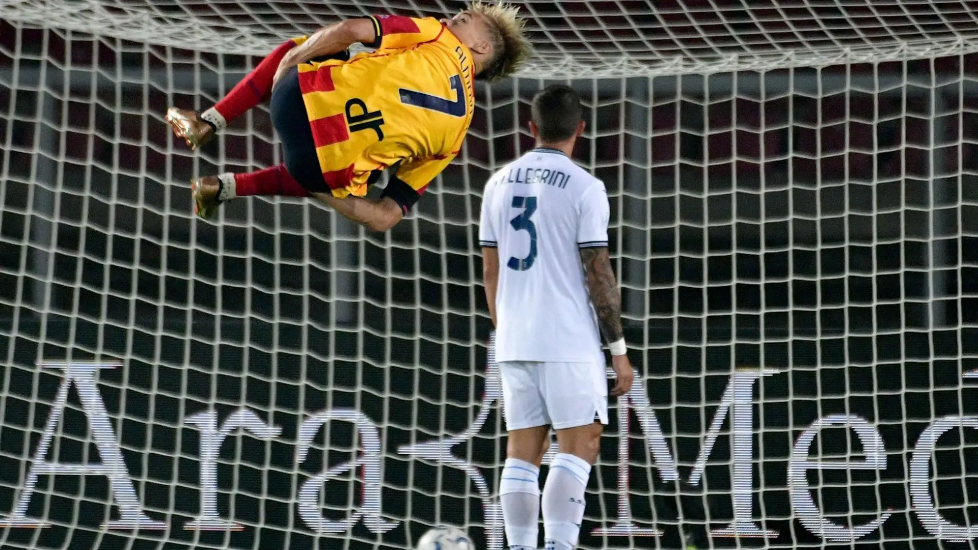 Particolare la sua esultanza dopo il gol