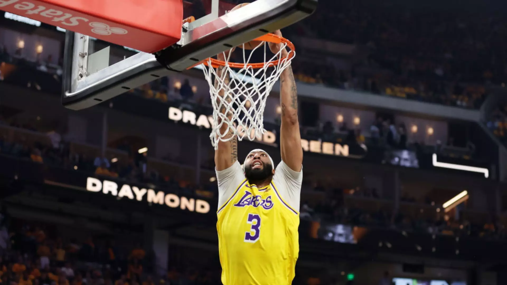 NBA, Anthony Davis rinnova con i Los Angeles Lakers