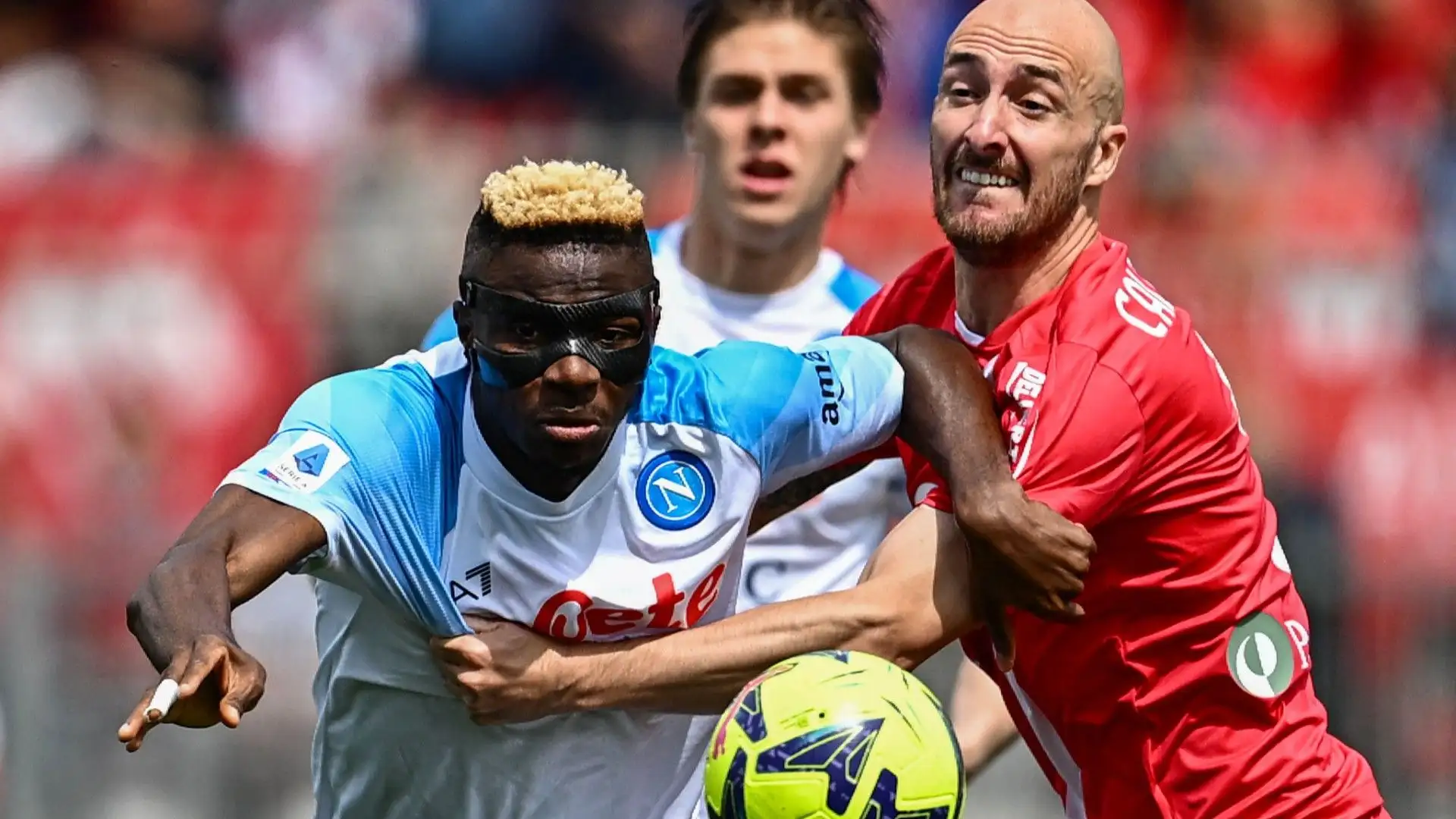 Il bomber nigeriano resta però fermo sulla sua posizione: vuole continuare con il Napoli almeno per un altor anno
