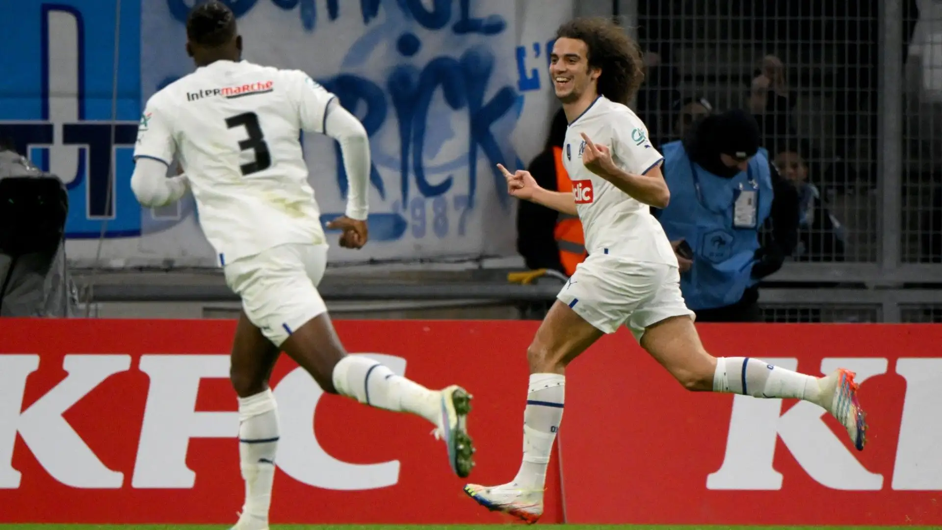 Ha giocato 102 partite con l'Olympique Marsiglia e collezionato 10 gol e 19 assist
