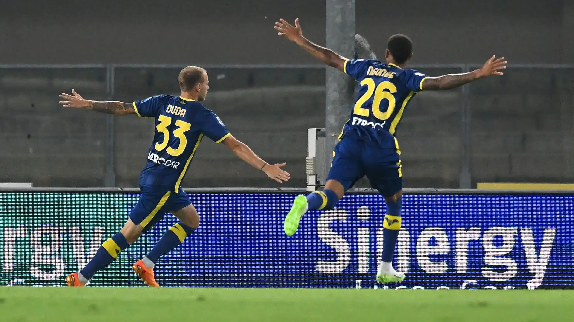 Il secondo gol dei padroni di casa è stato segnato da Ngonge nei minuti di recupero del primo tempo