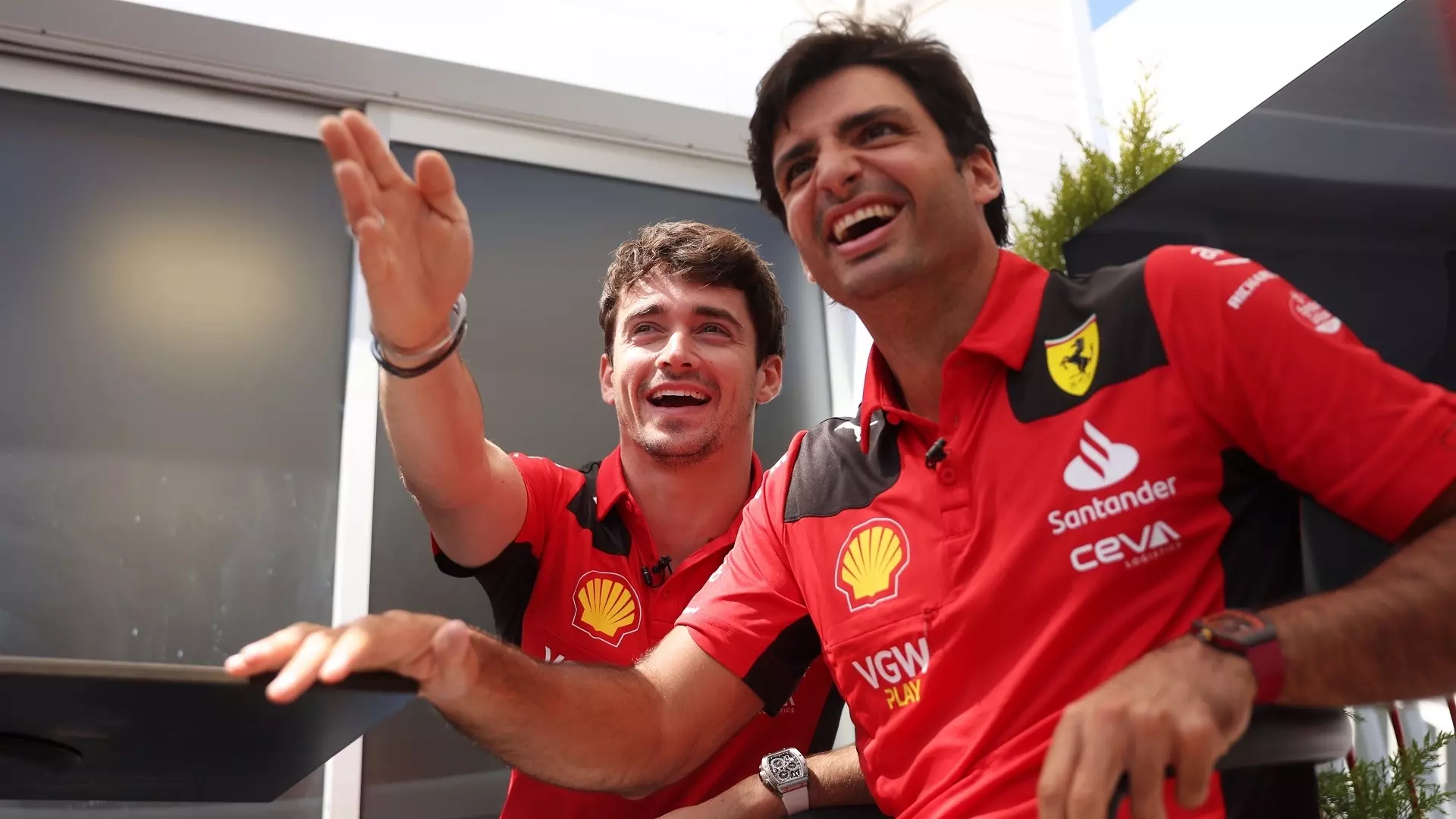 Charles Leclerc e Carlos Sainz danno la carica alla Ferrari