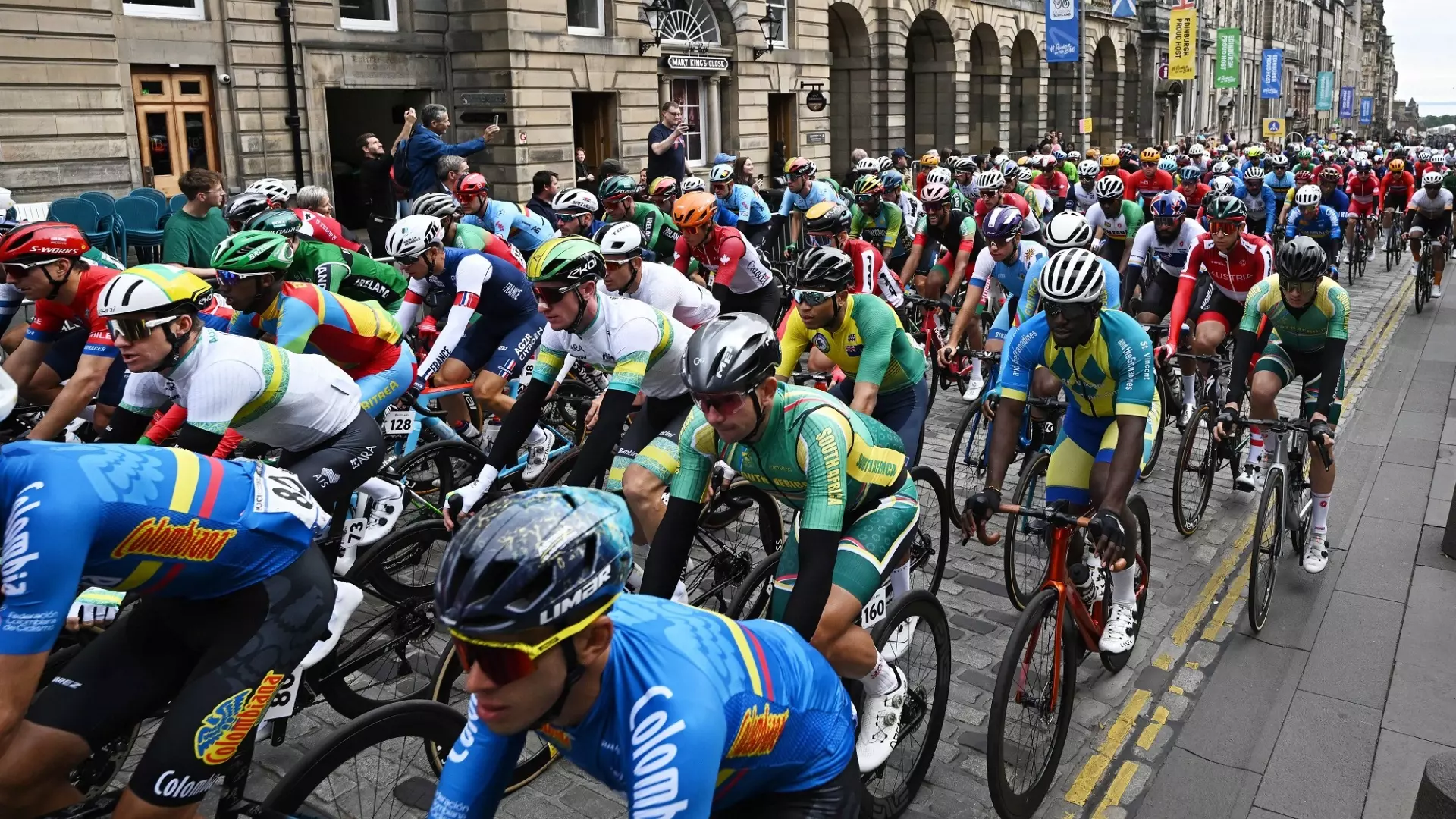 Clamoroso ai Mondiali di ciclismo: gara sospesa per un’ora, “manifestanti incollati alla strada”