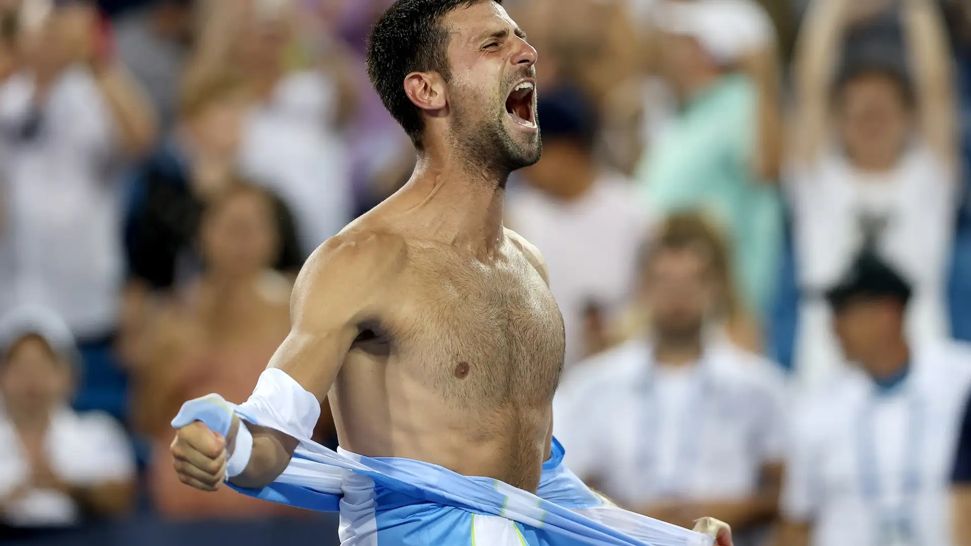 A fine partita il tennista serbo stravolto e in estasi si strappa la maglia, sfogando la sua gioia
