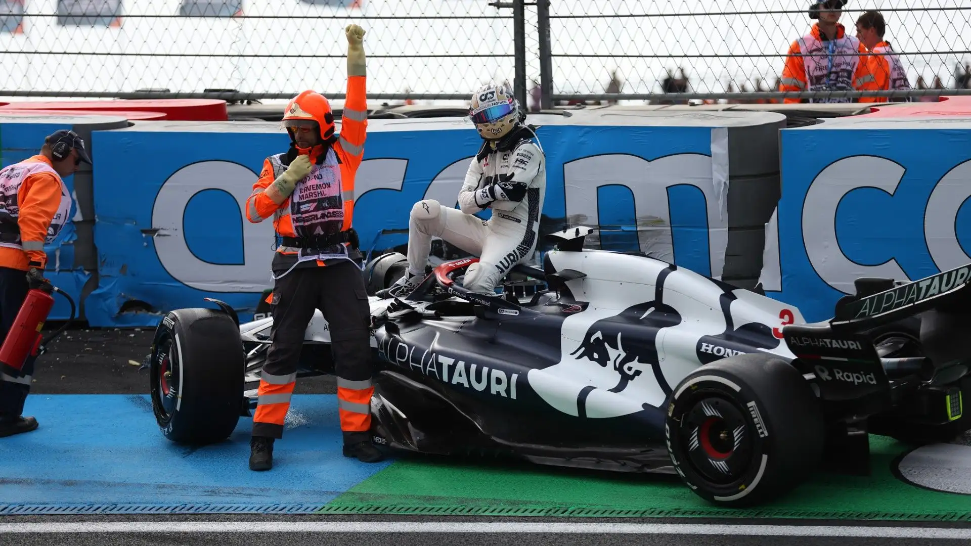 Il pilota ha accusato subito un forte dolore al polso
