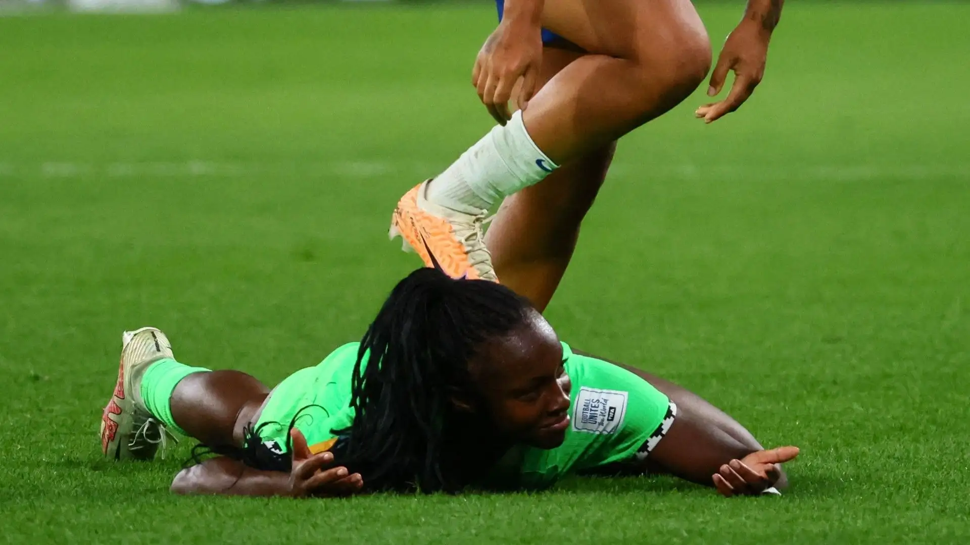 Un'altra foto dell'incredibile fallo della calciatrice