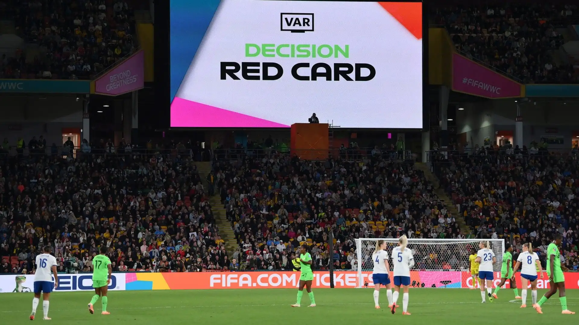 L'arbitro non ha potuto fare altro che espellere la calciatrice britannica
