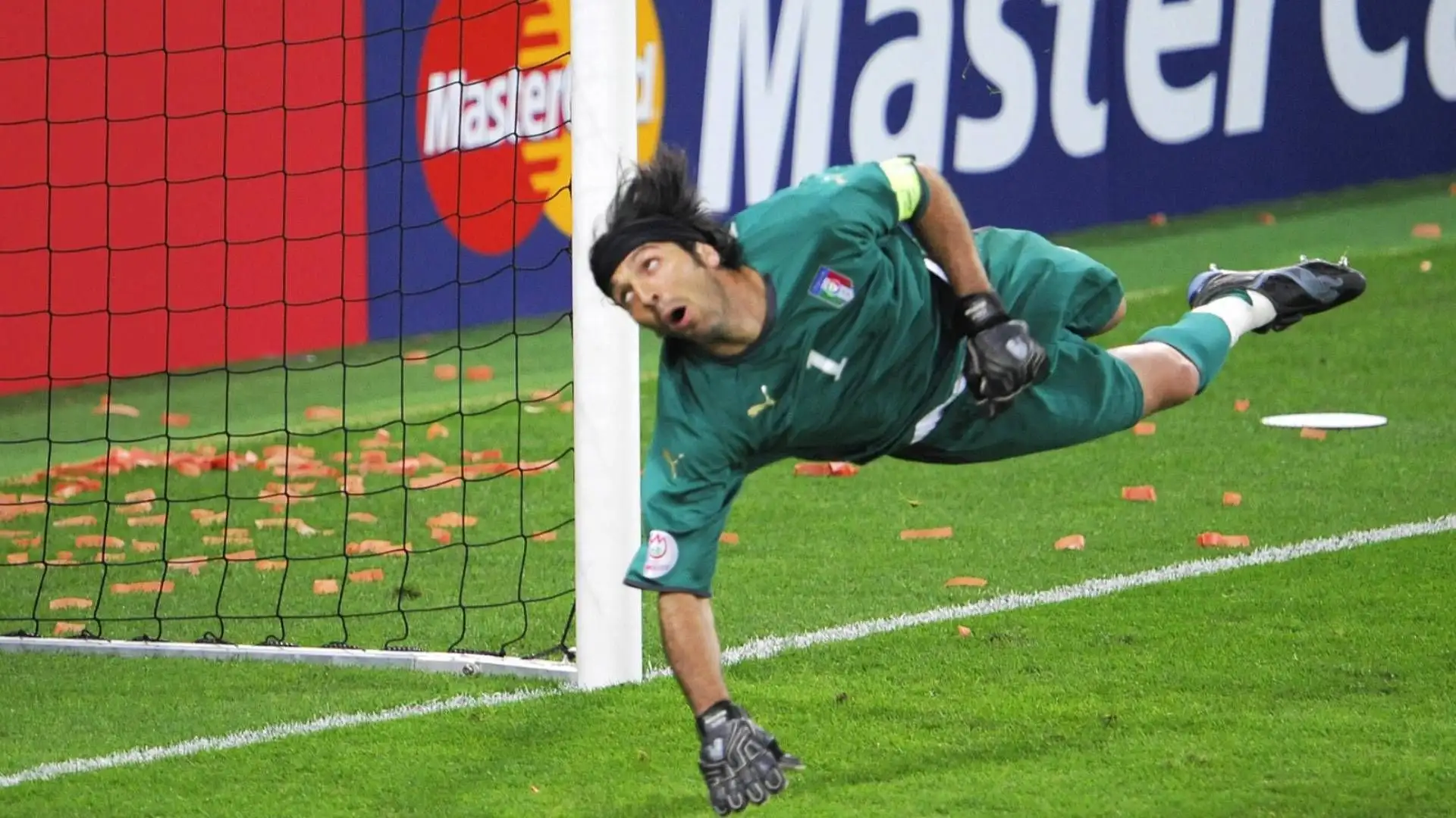 Con la maglia dei ducali Buffon vince una Coppa UEFA, una Coppa Italia e una Supercoppa italiana