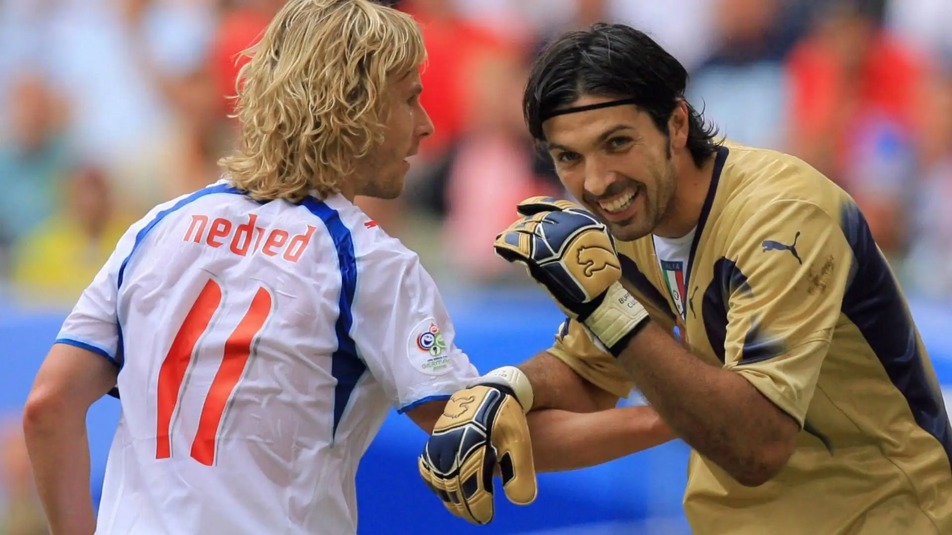 Qui lo vediamo scherzare con Pavel Nedved, l'allora compagno di squadra alla Juventus 