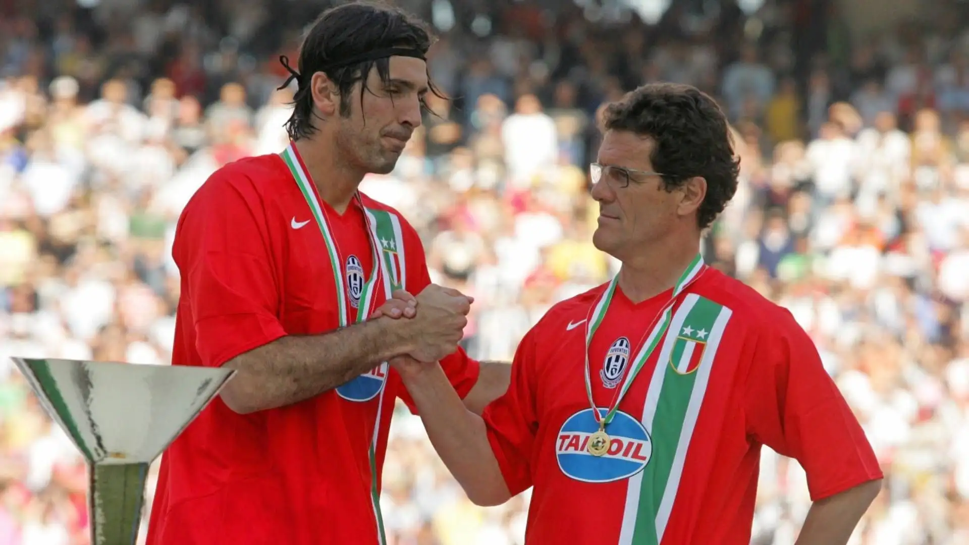 Nell'estate del 2011 Buffon passa alla Juventus per una cifra pari a 75 miliardi di lire (circa 52,88 milioni di euro)